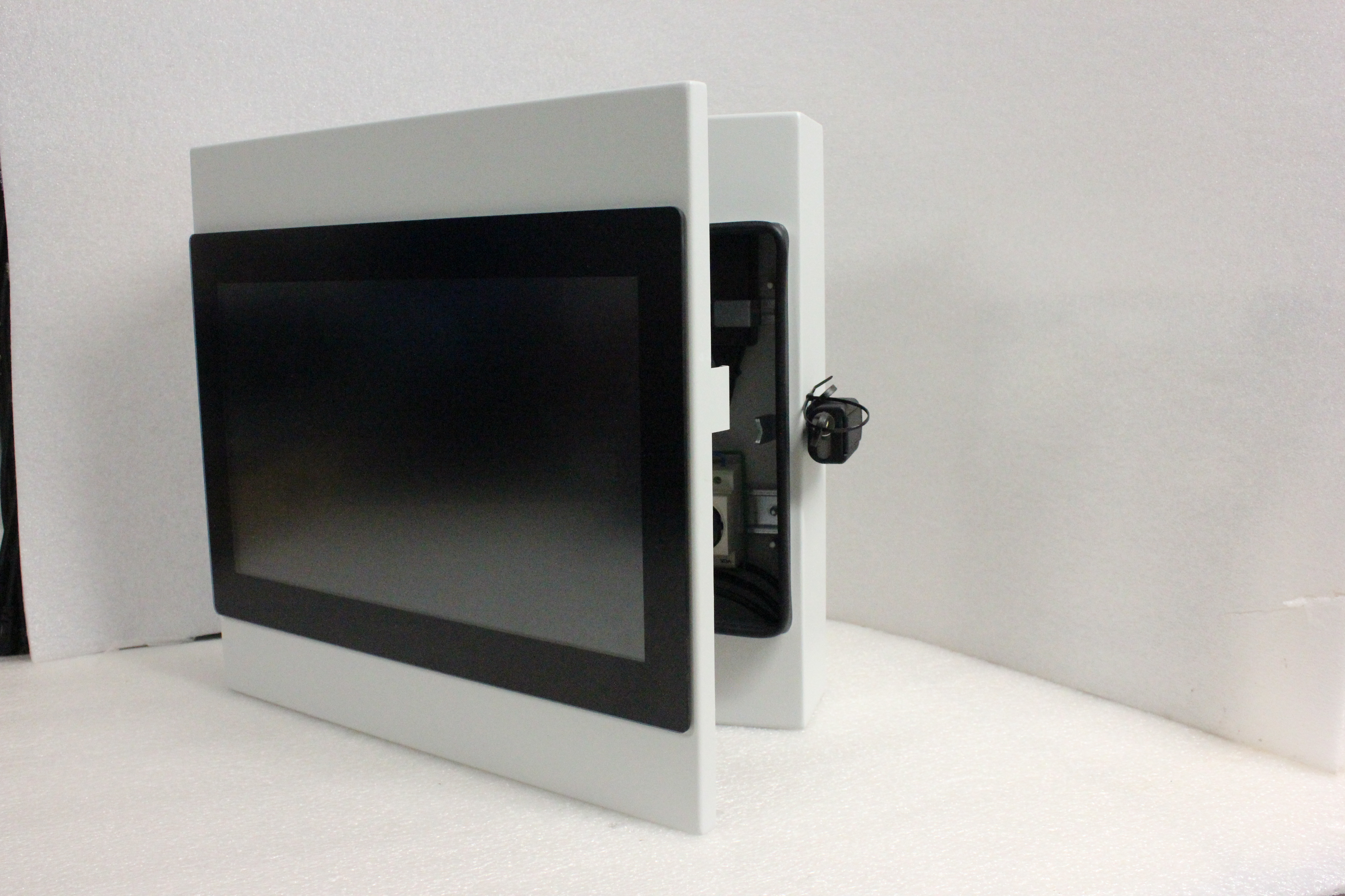 Automotive 18,5 Zoll Monitor mit PCAP Touch